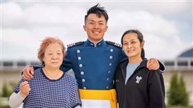 美官校「清寒台籍生」畢業…外婆、媽媽赴美車禍重傷！無力付醫療費（圖／翻攝自空軍軍官學校臉書）