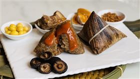 品文旅於端午假期推出應景的DIY包粽子活動。（圖／飯店旅宿業者提供）