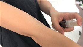 ▲北市聯合醫院藥師黃品臻說，當防蚊包味道不明顯時就要汰換，或可再製成草本防蚊液。（圖／記者楊晴雯攝）
