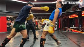 前警員兼策辦人「泰拳鴿鴿」鄧評允對決台灣最年輕的拳王洪祥鈞。（圖／記者楊忠翰攝影）