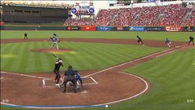 ▲紅人快腿克魯茲（Elly De La Cruz）起跑被投手抓到，還是成功盜上二壘。（圖／翻攝自MLB官網）