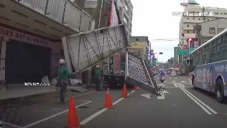 預知能力？駕駛急剎停　招牌突墜車道險砸