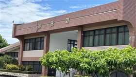 學生要穿襪游泳  台東高中：保護腳底避免割傷最近網路和學生群組貼文「台東高中游泳要穿襪子」引發討論，校方8日證實，的確建議學生游泳課要穿襪子，因池底有石灰質曾割傷人，但尚無經費改善，只能先要求學生穿襪子保護腳底。中央社記者盧太城台東攝  113年6月8日