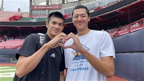 蕭齊玉山盃季軍戰飆速勝投  林維恩看好旅外113年玉山盃青棒賽季軍戰，新北市隊巨投蕭齊（右）8日先發4局無責失分，最速151公里，率隊奪季軍。對於蕭齊被看好旅外，加盟美職運動家隊的林維恩（左）很有信心地笑說：「他一定可以。」中央社記者謝靜雯攝  113年6月8日