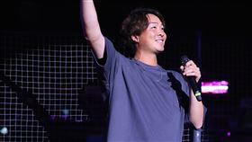 ▲樂天桃猿日籍投手鈴木駿輔，「動紫趴」主題日開唱。（圖／翻攝自樂天桃猿臉書）