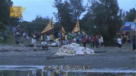 ▲信徒準備金紙供品祭祀亡魂。（圖／寶島神很大）