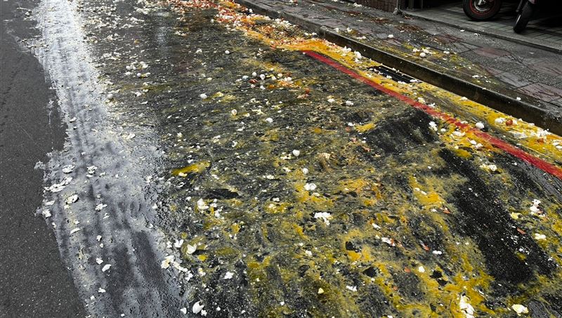蛋車蛋箱沒綁妥　1迴轉6千多顆雞蛋砸滿地