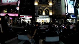 影／赤膊男情緒失控暴打路人　桃園快打警力火速壓制