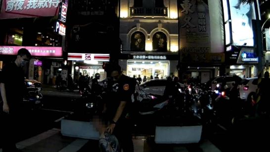 影／赤膊男失控暴打路人　快打警力速壓制