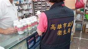 莊春仁製藥涉製偽藥  高市衛生局獲報稽查衛福部8日公布台南「莊春仁生物科技製藥」涉嫌製造偽藥，高雄市衛生局獲報派員稽查轄內業者，確認是否將相關產品下架回收。（高雄市衛生局提供）中央社記者林巧璉傳真  113年6月8日