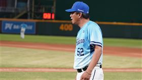 ▲富邦悍將總教練陳金鋒換局向聯盟方向抗議。（圖／富邦悍將提供）