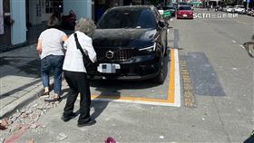 大樓磁磚降磁磚雨　飛砸「瑞典坦克」釀災