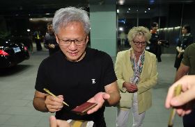 黃仁勳現身機場準備離台　依然親切為粉