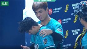 ▲台鋼雄鷹曾子祐失誤導致球隊掉分，換局時施子謙給予開導。（圖／翻攝自CPBL TV）