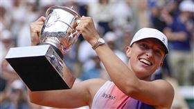 斯威雅蒂達成法網女單三連霸。（圖／美聯社／達志影像）