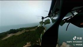 陸無人機闖金門天下第一哨！空投傳單影片曝光　稱「給灣灣部隊送溫暖」

「靠北金門」臉書