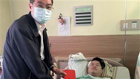 雲林麥寮槍戰，受傷的員警林俞宏，中彈，子彈擦過頭部，（圖／翻攝畫面）