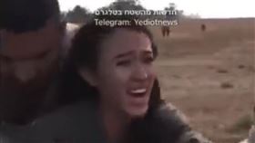 ▲以色列女大生曼妮在男友面前被哈瑪斯武裝分子擄走的畫面，在各大社群平台上流傳。（圖／翻攝自社群平台X）