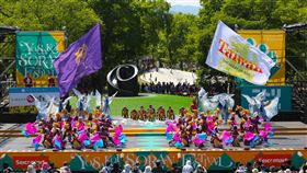 台南學生北海道熱舞「龍來台灣」 討喜掀高潮每年6月在日本北海道札幌市舉辦的YOSAKOI SORAN（索朗祭）是當地盛會，在交通部觀光署協助下，台南應用科技大學舞蹈系師生組成台灣隊，以「龍來台灣」為名進行演出，博得熱烈掌聲。中央社記者楊明珠札幌攝  113年6月8日