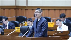 議員批評謝國樑電動機車政策基隆市長謝國樑（前）選前承諾要發放5萬輛青年電動機車，基隆市議會14日召開定期會，民進黨市議員批評，若每輛新台幣8萬元，總額高達40億元，對市府財政造成負擔。謝國樑表示，不會用到40億元，請議員放心。中央社記者王朝鈺攝  113年5月14日