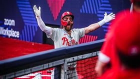 ▲哈波（Bryce Harper）倫敦系列賽開轟後滑草慶祝。（圖／翻攝自費城人推特）