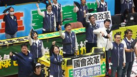 立院續審國會職權修法  藍委揮黑布籲反貪查弊立法院會28日續審國會職權修法相關法案，國民黨立法院黨團總召傅(山昆)萁（中）等人手一條黑布，邊甩邊喊「掀開黑布，拒絕黑箱」、「反貪腐，查弊案」，「國會改革，還權於民」等口號。中央社記者吳家昇攝  113年5月28日
