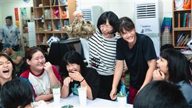 蘇巧慧為協會「熱原拳擊隊」的國中、高中小將們送上500多顆粽子（圖／蘇巧慧辦公室提供）