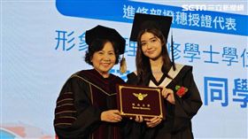 蘇小軒參加畢業典禮，與開南大學林玥秀校長。（圖／讀者提供）