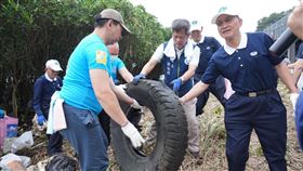 端午連假首日一早，關渡碼頭淡水河畔邊人潮陸續匯集淨河灘，恢復紅樹林美麗水岸風光。（圖／慈濟基金會提供）