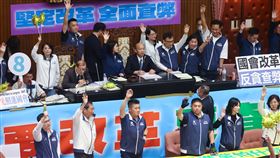 立院續審國會職權修法部分條文（1）立法院會28日續審國會職權修法相關法案，民進黨立委們在議場內舉起「反黑箱 反擴權」的看板呼口號表達立場。中央社記者王騰毅攝  113年5月28日