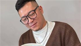 草爺時常上各大節目分享生活經歷。（圖／翻攝自IG／含羞草）