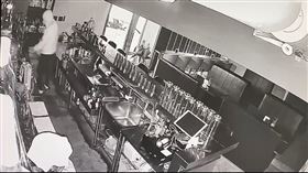 送貨員葉男闖入「牛肉麵・雞湯」、「DEC Taipei餐酒館」4次，得手7萬元。（圖／翻攝畫面）