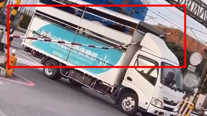 沒等平交道紅燈　新北運馬車撞柵欄落跑