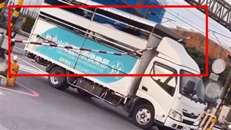 沒等平交道紅燈　新北運馬車撞柵欄落跑