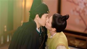 《南城宴》王佑碩(左）與趙昭儀有甜蜜對手戲。（圖／LINE TV提供）