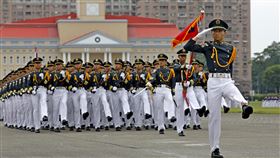黃埔百年校慶將登場 陸軍官校預演彩排陸軍官校16日將舉辦黃埔軍校創校100週年慶祝活動，並於近日舉辦預演，圖為學生連踢正步。（陸軍司令部提供）中央社  113年6月9日