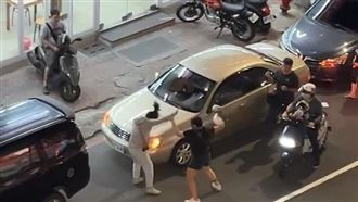 按喇叭暴怒！狂妹飛砸男騎士結局逆轉
