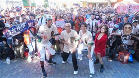 ▲統一獅端午連假推出傑尼獅港風主題日，搖滾教父黃大煒現身。（圖／統一獅提供）