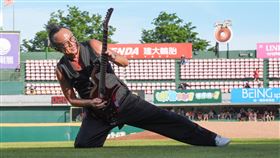 ▲統一獅主題日邀請搖滾教父黃大煒賽前開場多首經典歌曲。（圖／統一獅提供）