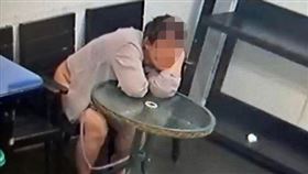 宜蘭婦人進入自助洗衣店直接換穿別人洗好的衣物。（圖／翻攝自宜蘭知識＋）