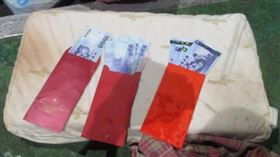 1萬2紅包藏枕頭被丟！清潔人員「垃圾海挖半小時」　終於找到了