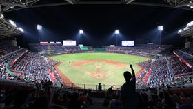 ▲樂天桃猿「動紫趴」最終日，吸引10377人進場，本季桃園首次破萬新高。（圖／樂天桃猿提供）