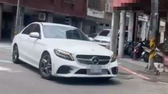 台中三寶女開賓士倒車彎進單行道　網看傻