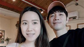 蕭閎仁在臉書曬出老婆驗孕棒的照片，開心宣佈即將當爸的好消息。（圖／翻攝蕭閎仁臉書）