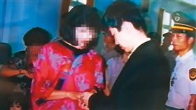 遭槍決前，林來福在看守所與女友阿桃結婚。（翻攝東森新聞）