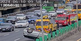 國道一號北上三重段自撞護欄翻覆。（圖／翻攝畫面）