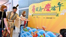 桃機陸上賽龍舟體驗  邀遊客認識台灣端午文化桃機免稅商店業者21日舉辦賽龍舟慶端午活動，由工作人員打扮成屈原，向外國遊客講解端午節由來。來自英國的洛琳（Lauren）（左1）表示，在台停留期間就曾聽說端午節，也知道相關風俗民情與活動，覺得是個很有意義的文化，洛琳母親麗莎（Lisa）（左3）則覺得這是個很有趣的活動，很可惜無法在台灣度過節日。中央社記者吳睿騏桃園機場攝  112年6月21日