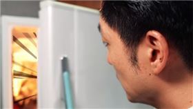 蔣萬安開冰箱吃粽子。（圖／翻攝自蔣萬安臉書）