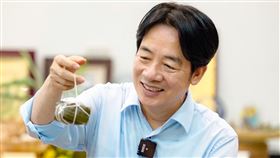 賴清德總統體驗新住民朋友的家鄉粽子文化。（圖／民進黨提供)