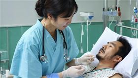 躺在病床上,病房,病床,治療,醫院（圖／AI生成）